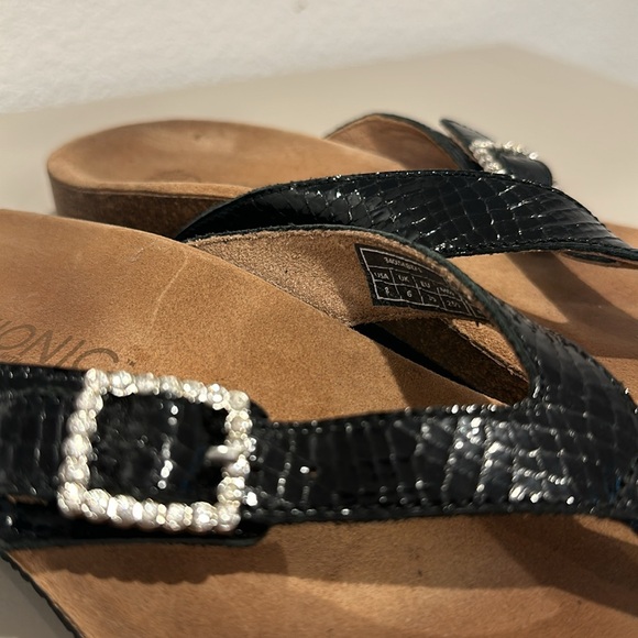 Vionic Shoes Size 8 - Picture 16 of 16